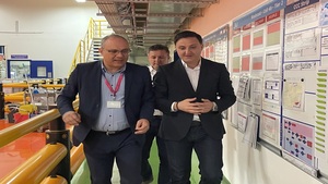 Drejtori i drejtorisë së ZZHTI-s, Goce Dimovski, në një vizitë zyrtare në fabrikën Xhonson Meti në Shkup