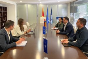 U realizua takim me përfaqësues të agjencisë ndërkombëtare për marrëdhënie me publikun Aretera